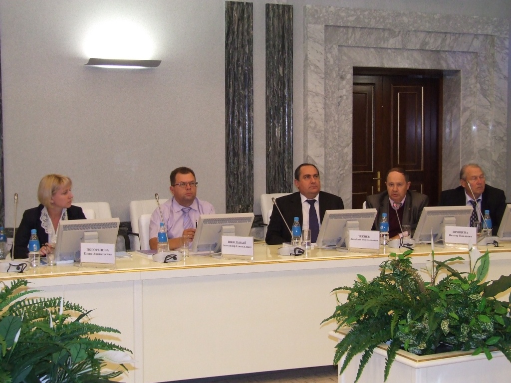 С докладом выступает президент ПКНП В.П. Прищепа (второй справа)