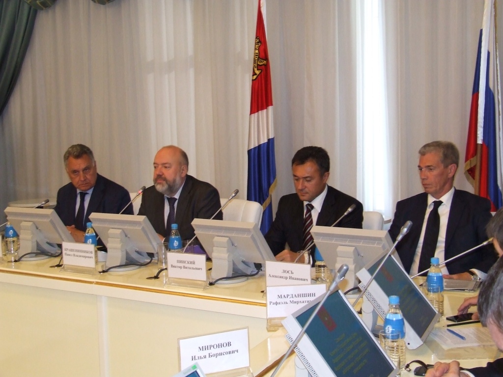 В президиуме совещания (слева-направо): В.В. Горчаков, П.В. Крашенинников, В.В. Пинский, А.И. Лось